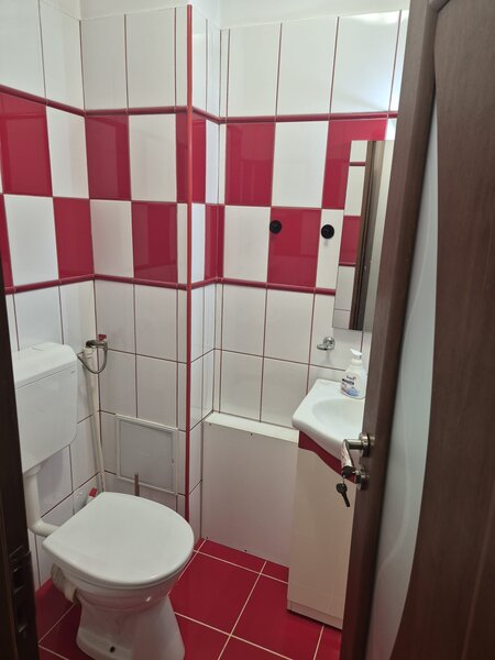 Trei camere, 2 bai anul 1980, 2 min metrou  T Vladimirescu